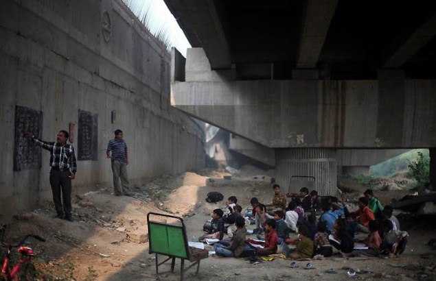 School under the bridge in India (SOURCE: weirdhut.com)